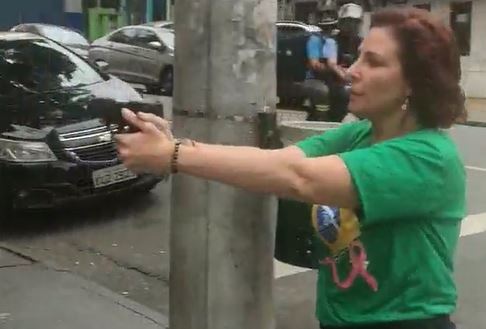 VÍDEO Carla Zambelli PL saca arma e aponta para pessoas em rua nos