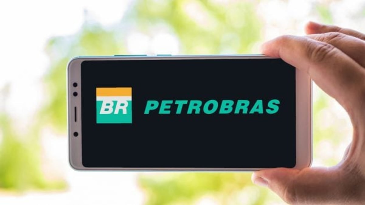 Símbolo da Petrobras na tela de um celular