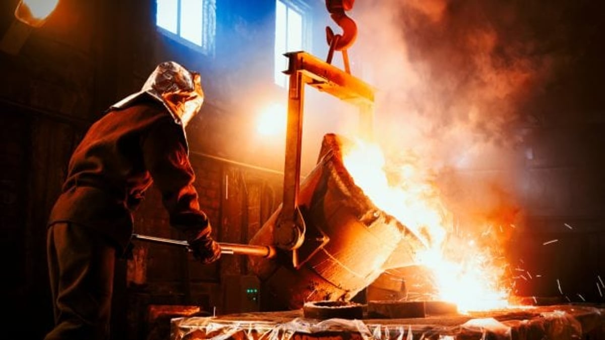 Imagem mostra trabalhador de indústria siderúrgica, como CSN (CSNA3), Usiminas (USIM5) ou Gerdau (GGBR4)