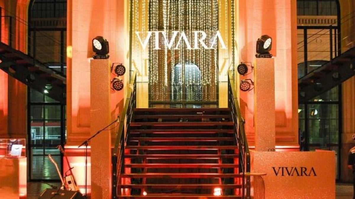 vivara (VVAR3), foto de escadarias com a logo da empresa ao fundo