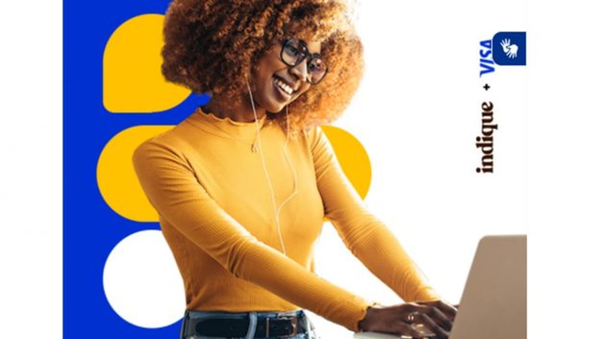 mulher negra mexendo no computador em busca de vaga de estágio