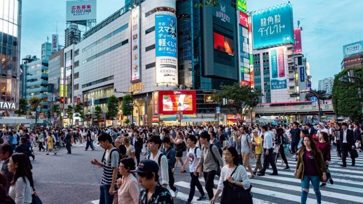 Pessoas caminhando pelas ruas de Tóquio, no Japão