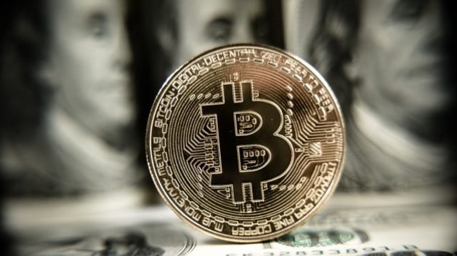 Montagem com notas de dólares e simbolo do bitcoin
