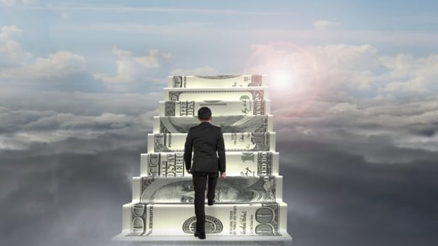Homem escala nota de dólar no meio das nuvens