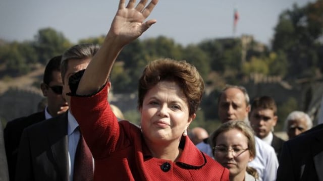 Dilma Rousseff acena para as câmeras