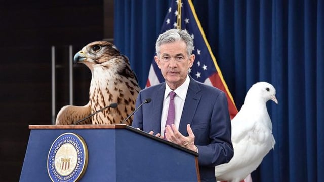 Jerome Powell ao lado de um gavião e uma andorinha: o futuro das bolsas depende do presidente do Banco CEntral dos EUA