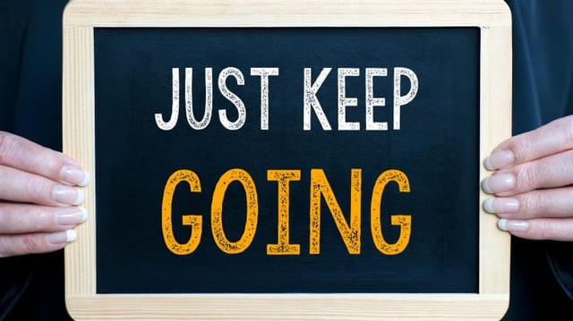 Keep-Going-siga-placa