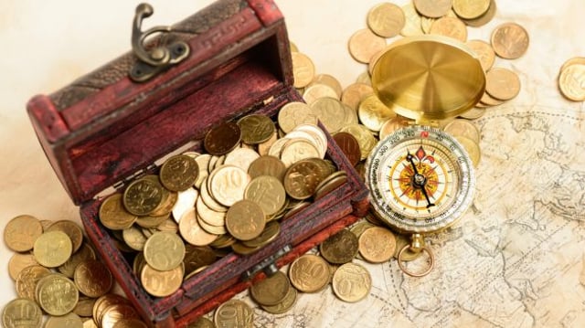 Baú de tesouro com moedas e bússola