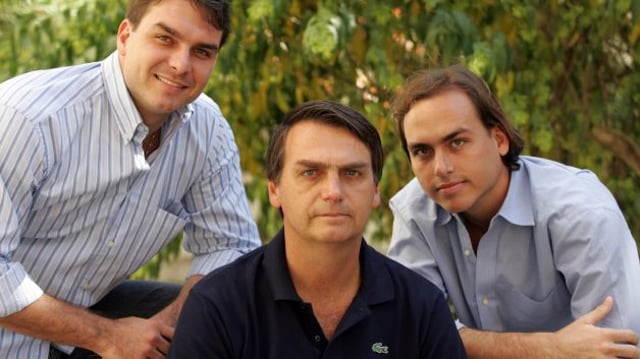 Jair Bolsonaro ao lado de Flávio e Carlos Bolsonaro