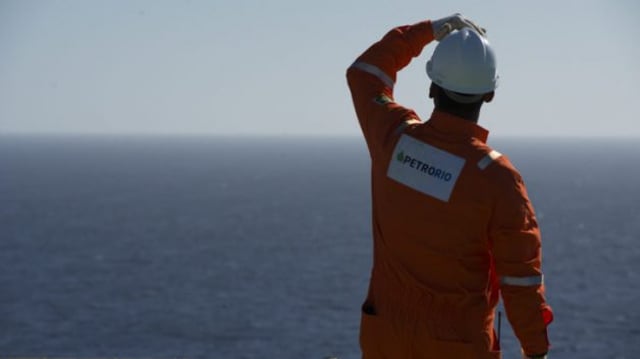 Imagem de homem de costas, usando uniforme da PetroRio