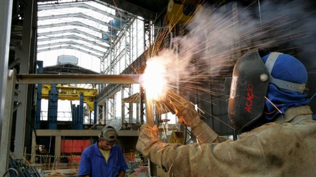 Operários em construção de usina siderúrgica da Gerdau, em Araçariguama, no interior de São Paulo