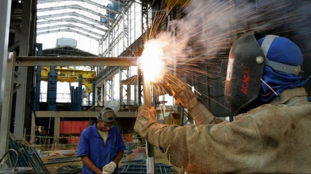 Operários em construção de usina siderúrgica da Gerdau, em Araçariguama, no interior de São Paulo