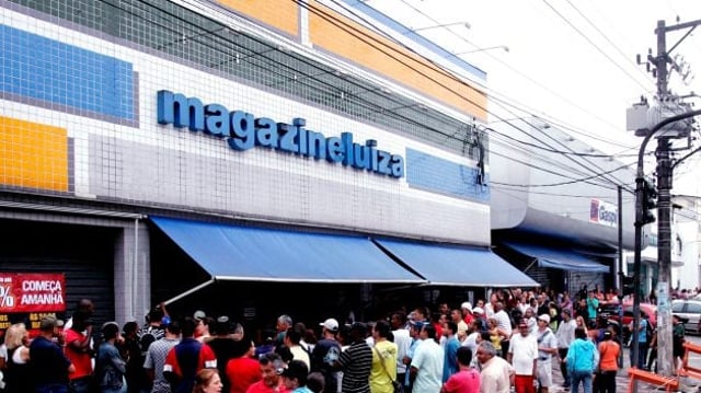 Fila de consumidores em frente à loja Magazine Luiza na Avenida Senador Teotônio Vilela, Cidade Dutra
