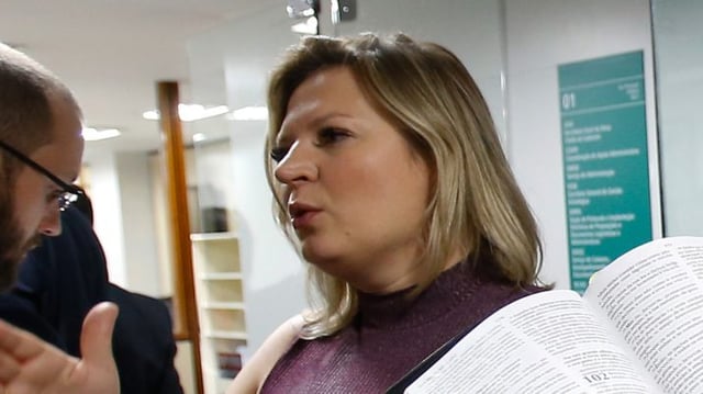 Joice Hasselmann, na fila do protocolo da Câmara no primeiro dia para protocolar projetos e pedidos e novas Medidas contra a corrupção e mudança de Lei.