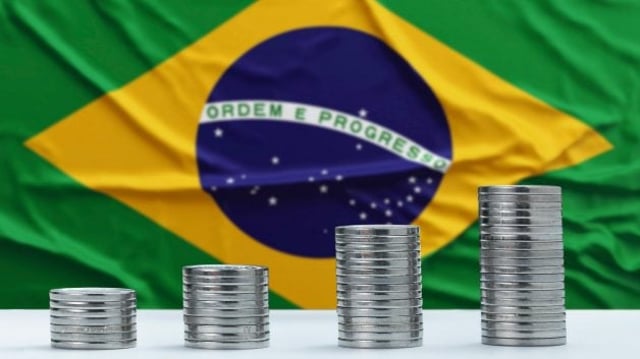 Bandeira do Brasil com moedas na frente
