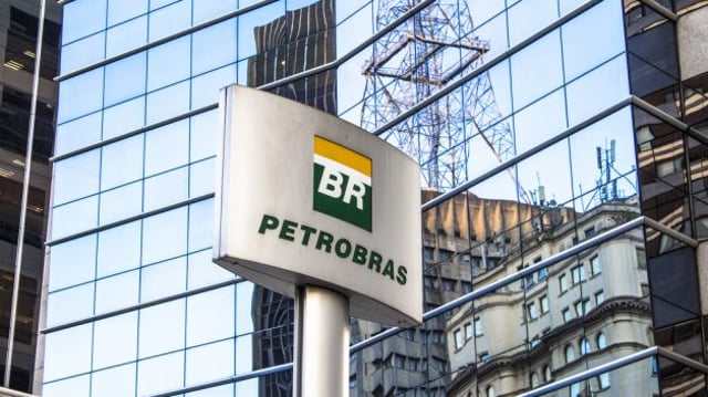 Letreiro da Petrobras em frente a prédio