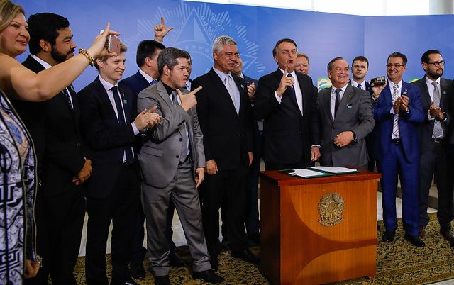 Presidente Jair Bolsonaro assina o Decreto que dispõe sobre a aquisição, o cadastro, o registro, a posse, o porte e a comercialização de armas