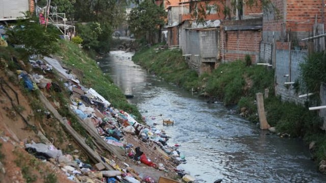 Imagem mostra lixo e córrego poluído em São Paulo