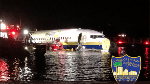 Boeing 737 cai em Rio na Flórida, EUA
