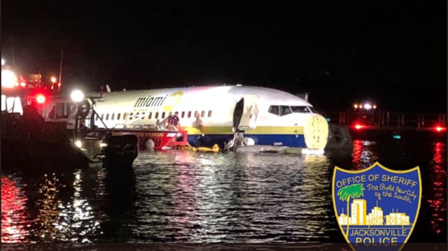 Boeing 737 cai em Rio na Flórida, EUA