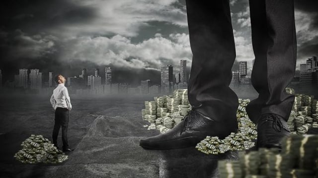 Imagem mostra homem observando 'gigante' em cima de pilha de dinheiro