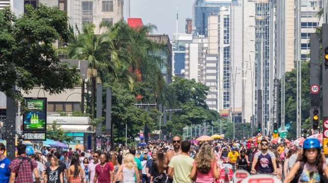 Pessoas caminham na Avenida Paulista