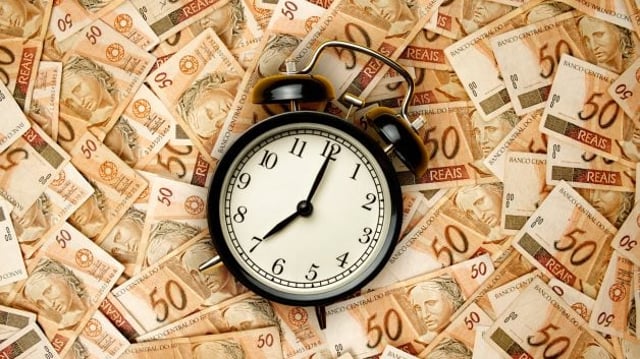 relógio e dinheiro