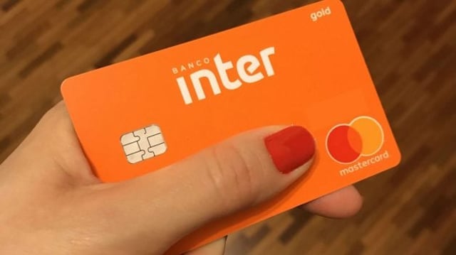 Foto de uma mão segurando um cartão do Banco Inter (BIDI11 e BIDI4)