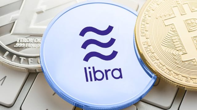 Montagem do logo da Libra (Criptomoeda do Facebook Libra) em uma criptomoeda