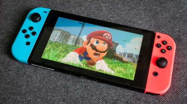 Nintendo Switch ligado e mostrando o jogo Super Mario Odyssey