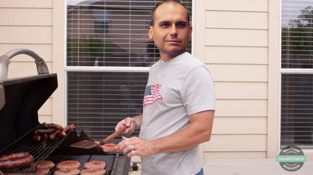 Montagem do Eduardo Bolsonaro fritando hamburguer