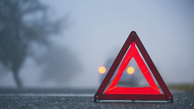 Indicação para os motoristas terem cuidado por causa da névoa