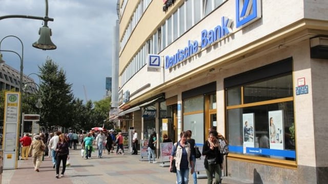 Pessoas caminham em frente à agência do Deutsche Bank em Berlin