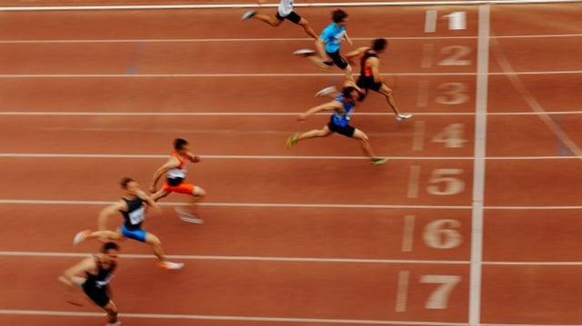 Corredores participando de uma prova de atletismo