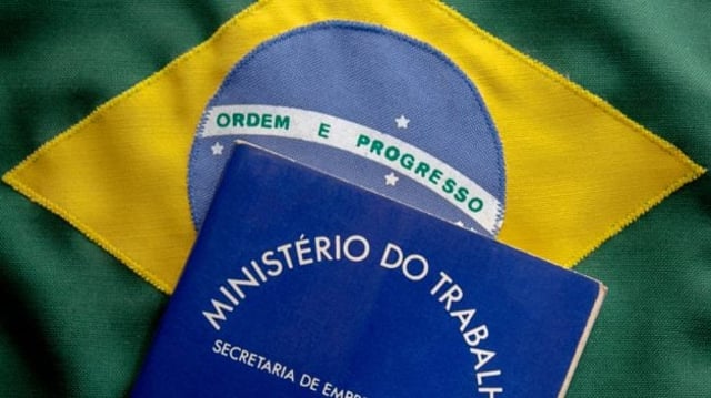 Carteira de trabalho e bandeira do Brasil
