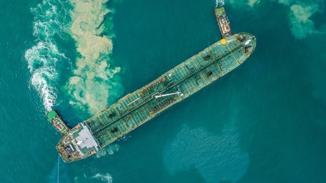 Vista aérea da operação de navios cargueiros.