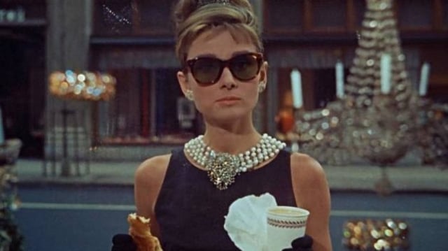 A atriz Audrey Hepburn no filme "Bonequinha de Luxo" ("Breakfast at Tiffany's")