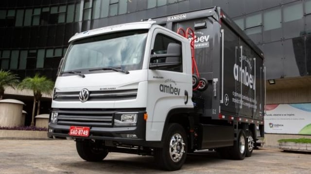 Caminhão e-Delivery da Volkswagen em parceria com a Weg, entregue à Ambev