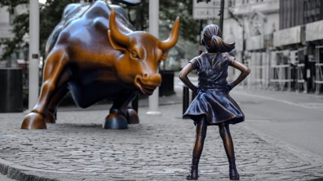 Estátua de garota em frente ao touro de Wall Street