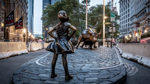 Estátua de menina em frente ao touro de Wall Street