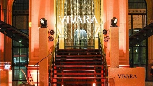 vivara (VVAR3), foto de escadarias com a logo da empresa ao fundo
