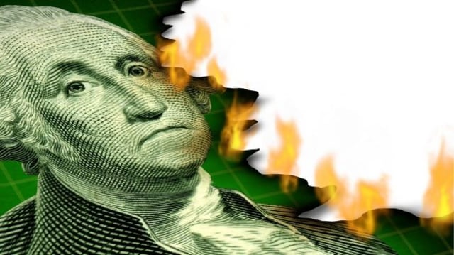 Cédula de dólar queimando