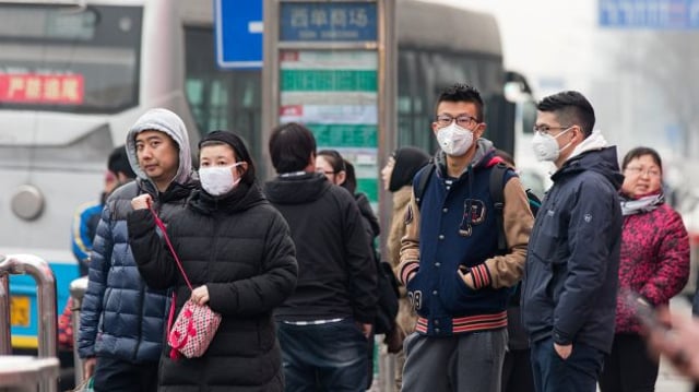 Pessoas de máscara na China.