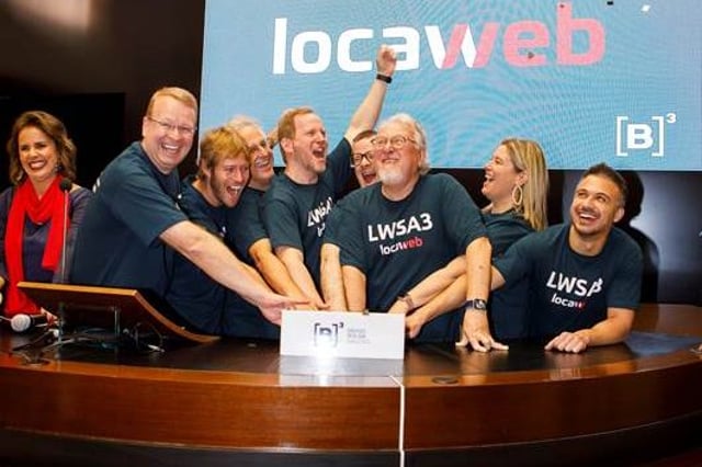 Representantes da Locaweb durante o toque de campainha que marcou o início da oferta pública de ações