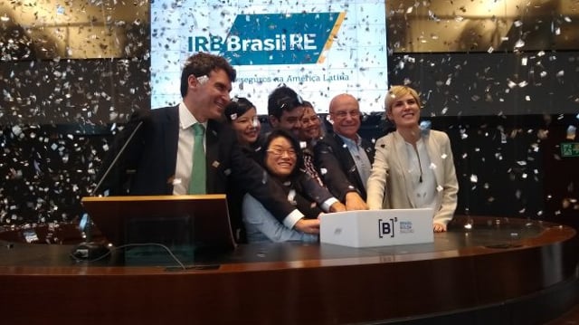 Executivos do IRB em cerimônia do IPO da empresa