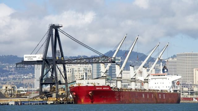Navios cargueiros em portos comerciais
