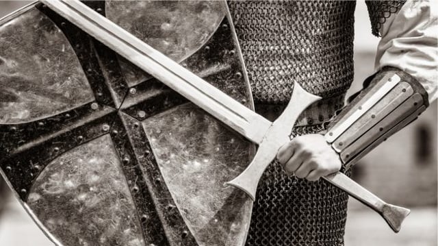 imagem mostra homem segurando escudo e espada