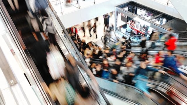 Escadas rolantes de shoppings centers com pessoas subindo e descendo | Iguatemi Multiplan MULT3 brMalls BRML3 Aliansce Allos ALSO3 Selic VISC11 XPML11