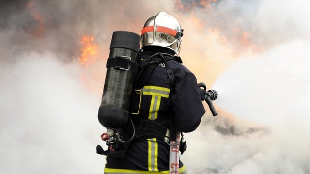 Bombeiro combate incêndio