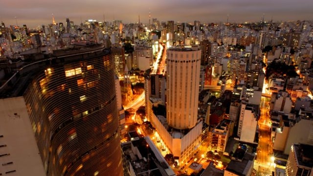 Vista noturna de imóveis na cidade de São Paulo